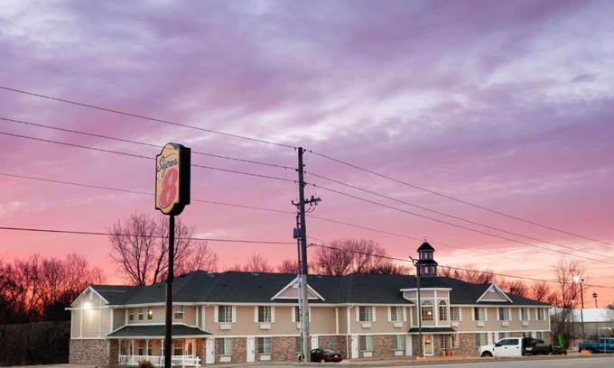 Arkansas City Hotel | Super 8 by Wyndham Arkansas City KS