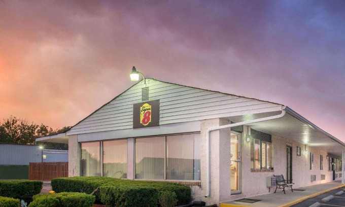 Centerville Hotel | Super 8 by Wyndham Centerville-Richmond