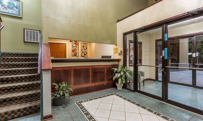 Powdersville Hotel | Super 8 by Wyndham Piedmont Greenville Area