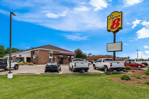 Watertown Hotel | Super 8 by Wyndham Watertown WI