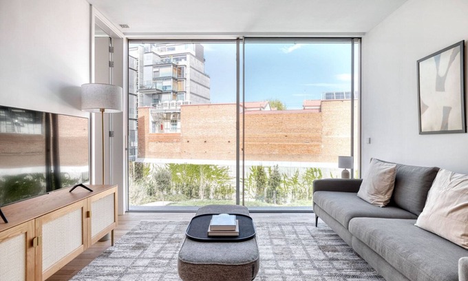 Ciudad Jardin Apartamento | Superb Ciudad Jardín 1BR w/ Gym & Pool, nr park, by Blueground