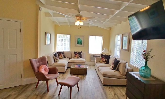 Cockburn Town Hotel | FLIRTY FLAMINGOS - Huge, airy 2 bedrooms 2 bathrooms - Grand Turk Island!