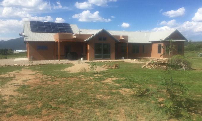 Llano Casa | Retiro de montaña sostenible, 12 millas a Sipapu, 27 a Taos, 51 a Santa Fe