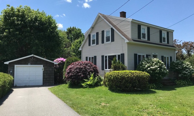 Southwest Harbor Cabaña | Dulce Cottage 2 BR con vistas al puerto, a pie del centro de Southwest Harbor