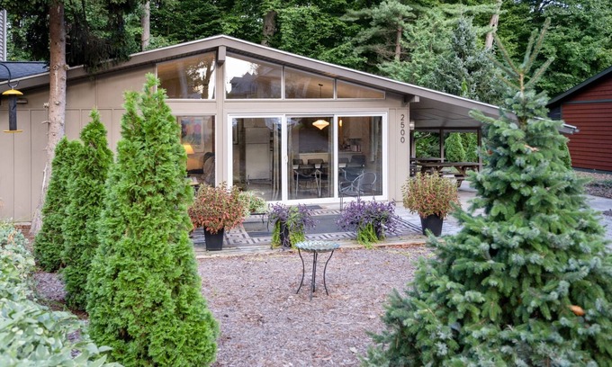 Holland Cabaña | Sweet 3 bedroom Cottage Near Lake Michigan Beach!