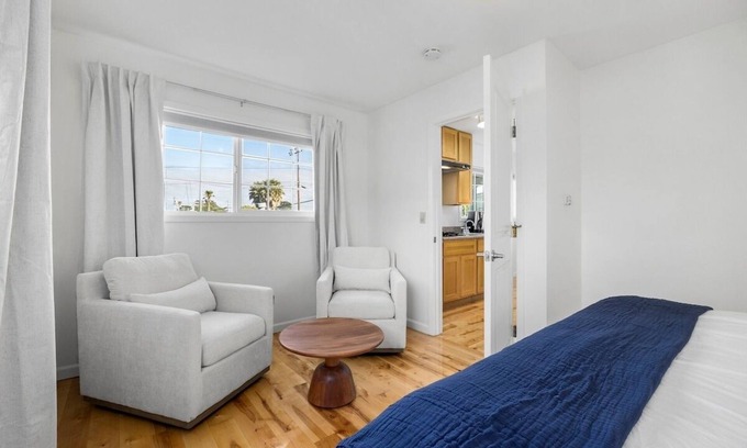 Eastside Santa Cruz Hotel | Swell House Two Bedroom Suite 8