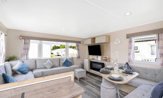 Prestonpans Apartamento | swimming pool, entertainment complex, and children's play areas.