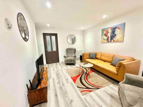 Swindon Casa | Swindon 3 bedroom relaxing home with parking - good location for family or contractors