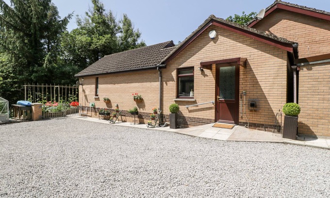 Bridgend Cabaña | SWN Y NANT, romantic, character holiday cottage in Tondu