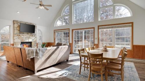 Albrightsville Casa | Sycamore Cove by AvantStay Hot Tub Game Rooms