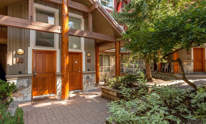 Village North Condominio | Symphony by Whistler Premier