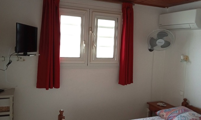 Trois-Rivieres Apartamento | T2 ground floor of fenced villa, parking, near beach.