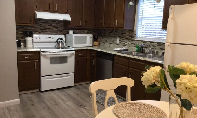 Lewisville Casa | Decorada con buen gusto, la casa adosada de 2 pisos ofrece una estancia muy cómoda