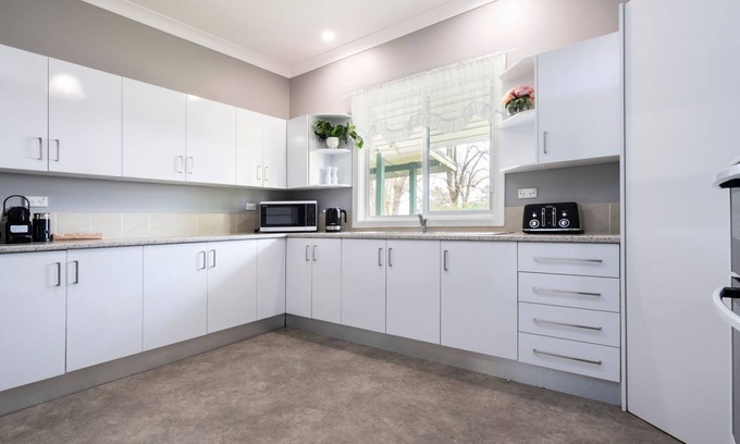 Wallalong Casa | Tatbern Park Cottage Wallalong next to Wallalong House wedding venue - suits up to 10 guests