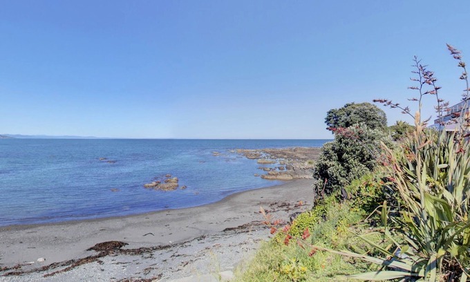 Te Kaha Hotel | Te Kaha Beach Hotel