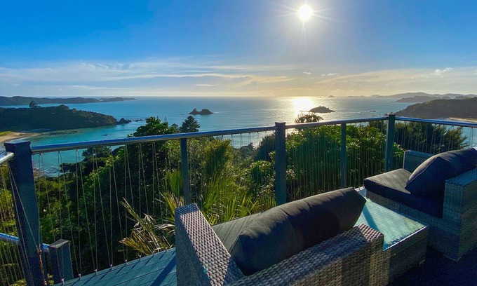 Te Ngaire Casa | Te Koha luxury hillside beach estate set on 1.6 acres: House and Villa