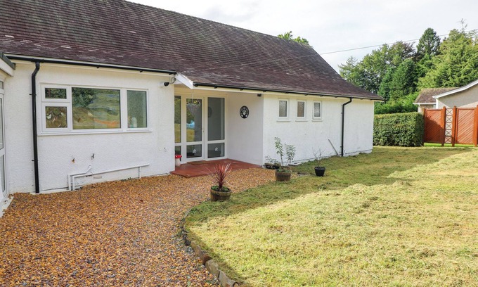Bridgend Cabaña | TEGFAN, pet friendly, with hot tub in Bridgend