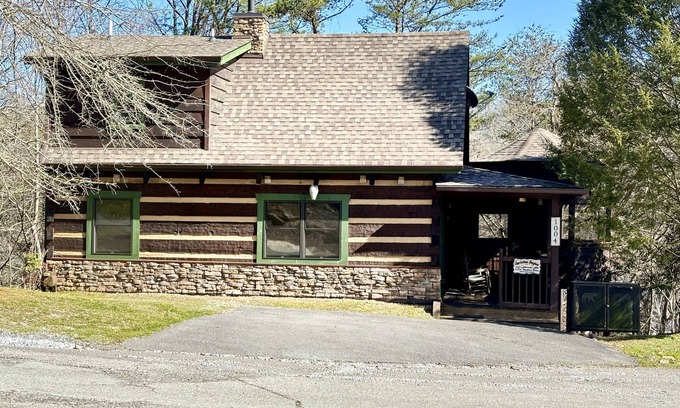 Sevierville Cabina | Smoky Mountain Cabin ¡Cálido y acogedor cerca del centro de convenciones!