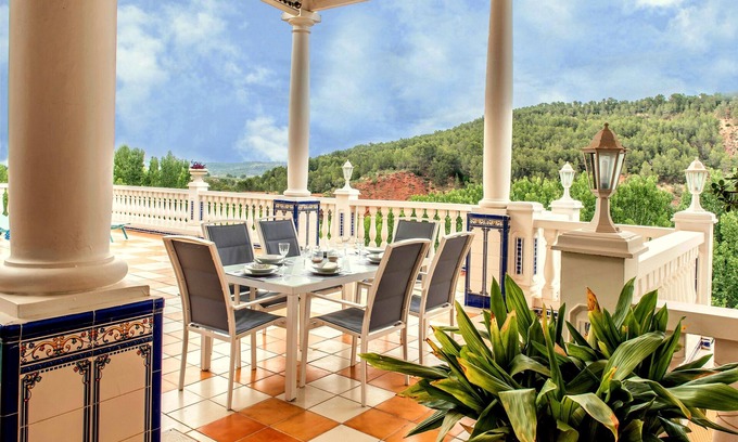 Anna Casa | Patio con vistas que impresionan, montañas y el sonido del agua en la fuente