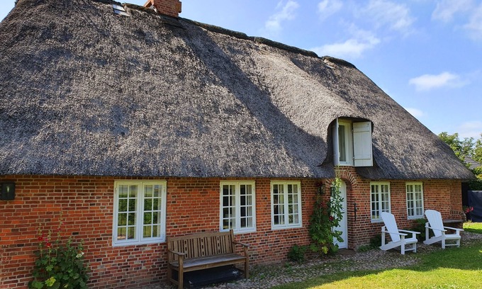 Rosenkranz Casa | Casa con techo de paja en el lago para hasta 8 personas con 4 habitaciones, chimenea, sauna, billar, sky
