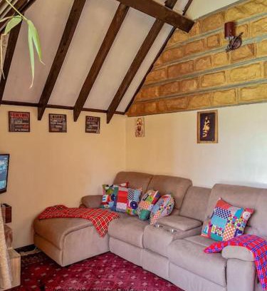 Nairobi Chalet De Esquí | The Annex at 64 : Cozy, rustic cottage/treehouse
