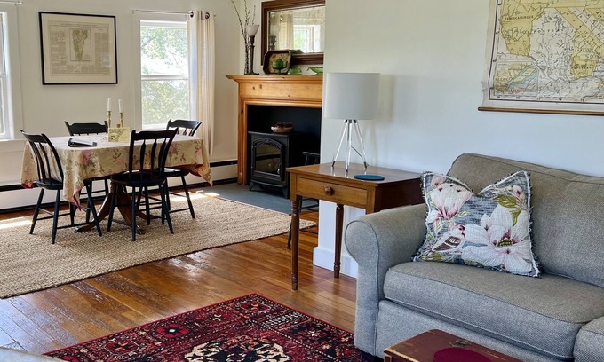 St. Johnsbury Center Apartamento | The Annex at Bullfrog Hall. Country Charm in the ❤️ of the Historic District.