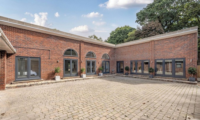 Wimborne Cabaña | THE ANNEX, pet friendly, with a garden in Wimborne Minster