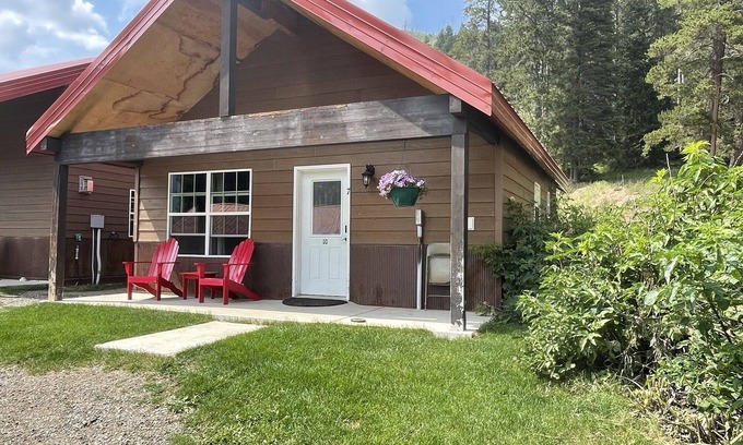 Cooke City-Silver Gate Cabina | The Antler Cozy Cabin! Cooke City, at the entrance of Yellowstone's NE Gate and Lamar Valley