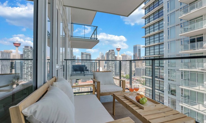 Victoria Park Condominio | The Astoria | Steps to Stampede+Saddledome+BMO Center| Free Parking