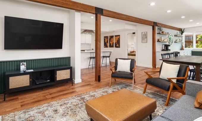 North Bend Apartamento | The Ballarat House ~ Hot Tub ~ Downtown~ Fire Pit