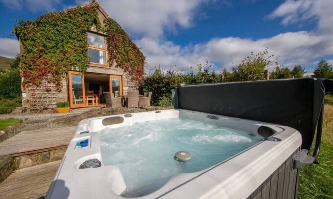 Loch Tay Casa | The Barn on Loch Tay - Hot Tub