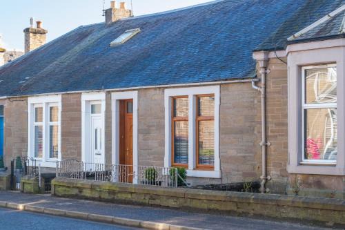 Monifieth Casa | The Beach and Golfers Cottage