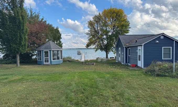 Shell Lake Cabina | La playa está llamando ... justo afuera de tu ventana ... ¡ven a relajarte y jugar!
