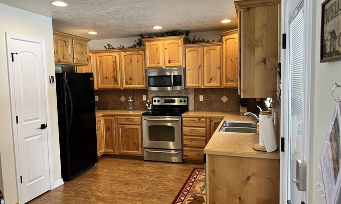 Fir Grove Estates Cabina | The Bears Den- A pet friendly, king bed cabin.