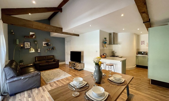 Inverness City Centre Cabaña | The Bell Tower