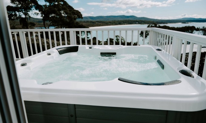 Binalong Bay Casa | THE BILLOWS - BINALONG BAY. Hamptons style escape overlooking the Bay of Fires.