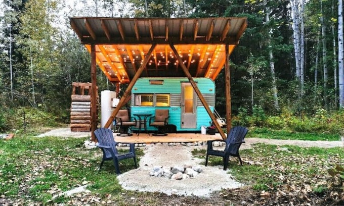 Blaeberry Casa | The Blaeberry Base Vintage Camper W/Outdoor Shower