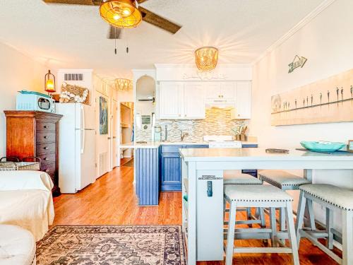 North Myrtle Beach Casa | The Blue Pearl Oceanfront Modern at Sea Cabin w Pool