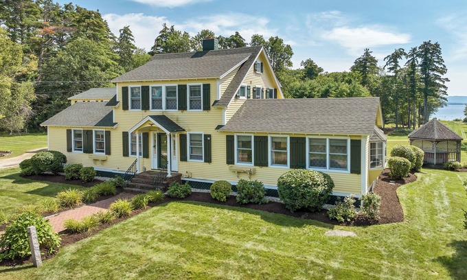 Melvin Village Casa | The Blue Spruces Waterfront Estate on Lake Winnipesaukee in Melvin Village