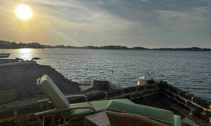 Smith's Cabaña | The Boathouse: Large Waterfront Cottage on Harrington Sound – Sleeps 4+
