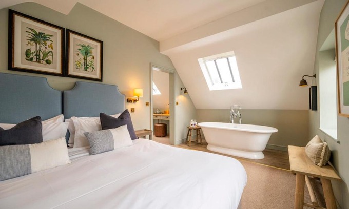 Henley Casa | The Bottle & Glass Inn - Book All 3 Rooms