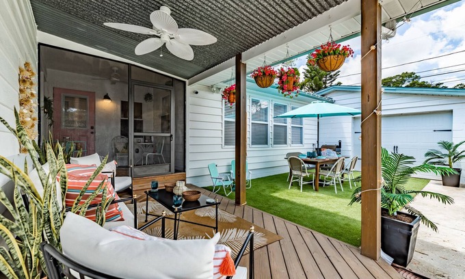 St. Petersburg - Clearwater Casa | The Breezy Bungalow, St. Pete FL.