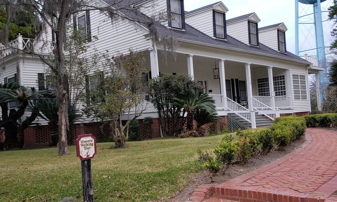 Monticello Casa | The Budd-Pafford House - The Presidential Suite