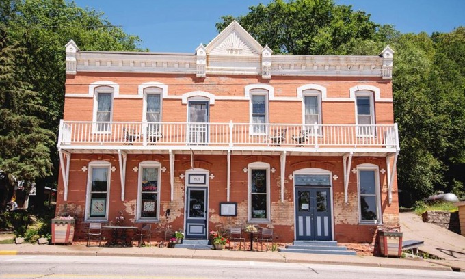 Alma Hotel | The Burlington Hotel & Bar - Alma WI