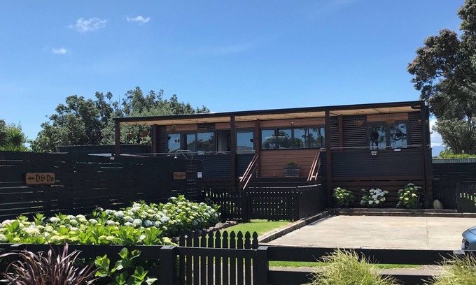 Opunake Casa | The Cabin-Luxury accomodation with sea views