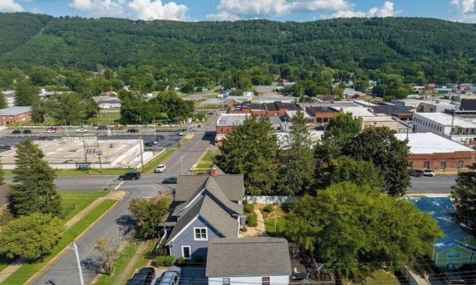 Fort Payne Casa | The Carriage House: Charming Guest House w/BR, LR, DR, Full Kitchen, & Bath