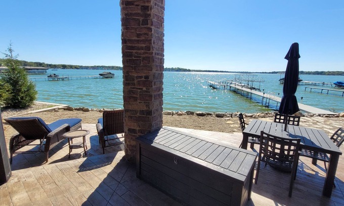 Cedar Lake Casa | "The Cedar Lake Escape" is a lakeside retreat offering 5 bedrooms and 3 baths.
