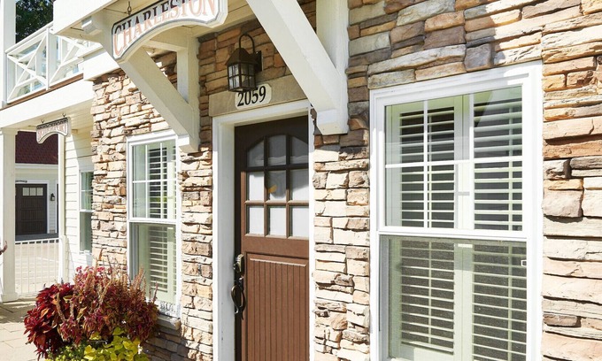 Holland Chalet De Esquí | "The Charleston" Luxury Townhome, Pool, Hot Tub, Golf Membership, Near Lake and Beaches