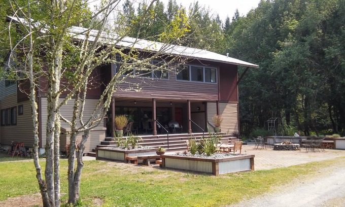 Brookings Casa | The Chetco River Inn-SECLUDED River Frontage-36 acres-Swim, Fish, Family Fun