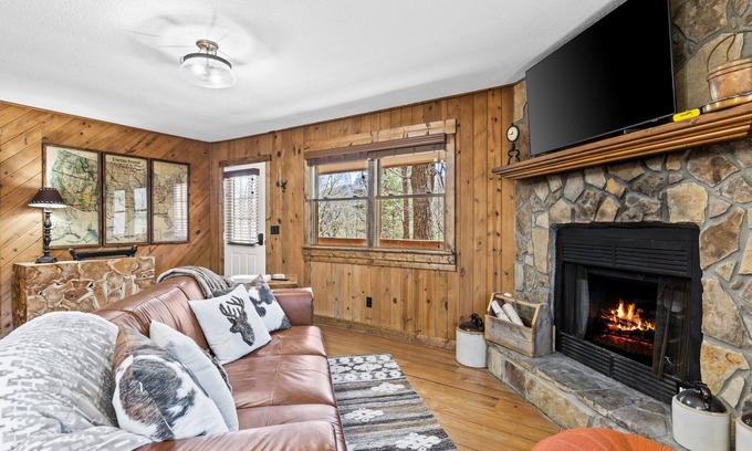 Blairsville Cabina | The Classic | Forest cabin with wraparound deck, fireplace & great location
